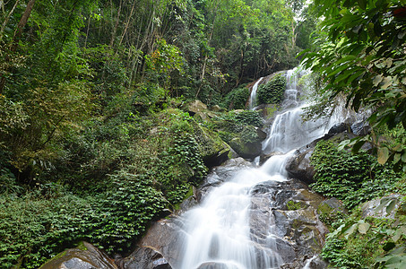 瀑布河绿树荒野苔藓天空旅行流动公园场景海浪石头瀑布图片