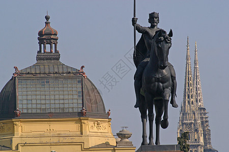 萨格勒布的三个地标或标志 托米斯拉夫国王雕像 艺术馆屋顶和教堂塔图片