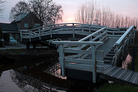 典型的荷兰土木桥 在奈特尔河边农村图片