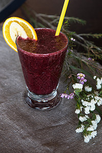 蓝莓香蕉和橙汁的冰雪维生素稻草食物水果排毒生物果汁活力饮食午餐图片