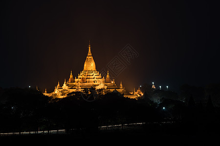 黎明前的古老的Ananda塔 与光辉同在的Bagan以物配主王国精神点亮建筑学森林世界佛塔寺庙旅行遗产图片
