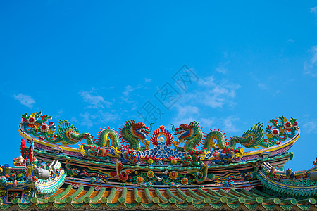 泰国中国寺庙的龙雕雕塑蓝色文化火焰动物装饰品雕像传统旅游天空宗教图片