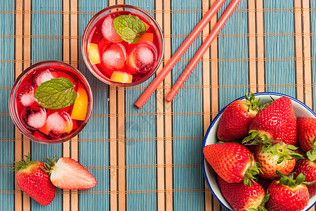 以草莓 柠檬和冰补充夏季饮料酒吧生活乡村叶子派对液体水果薄荷玻璃稻草图片