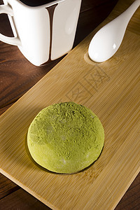 传统日本土豆 盛着绿茶的香味木头勺子草本食物甜点陶瓷蛋糕杯子饮料制品图片