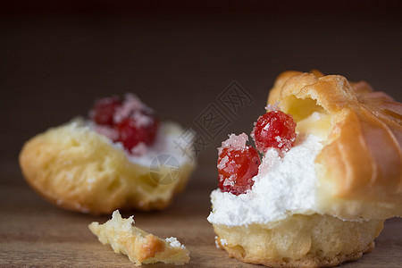 与一起粘着的Choux Cream鞭打饼干宏观食物产品糖果浆果盘子甜点红色图片