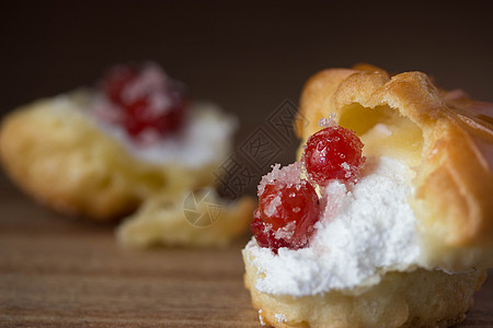 与一起粘着的Choux Cream糖果咖啡店小吃红色浆果白色产品甜点饼干香草图片