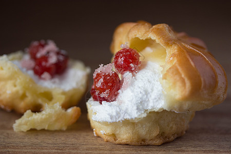 与一起粘着的Choux Cream美食盘子食物面包糕点宏观奶油状配料小吃鞭打图片