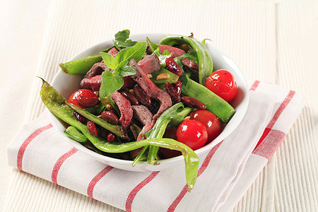 蔬菜沙拉加牛肉条营养美食盘子减肥带子西红柿食物条纹主菜午餐图片