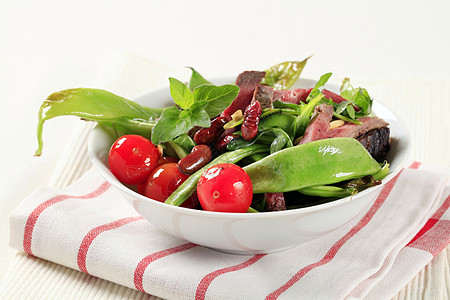 蔬菜沙拉加牛肉条西红柿美食食品餐巾条纹主菜牛肉减肥带子营养图片