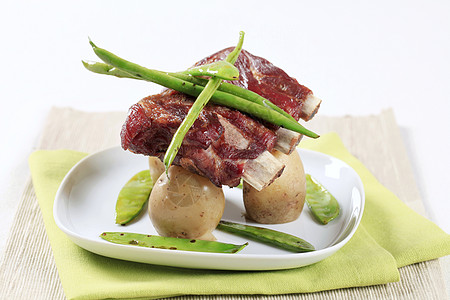 猪排和土豆餐巾肋骨盘子烧烤美食熏制季豆午餐料理绿色图片