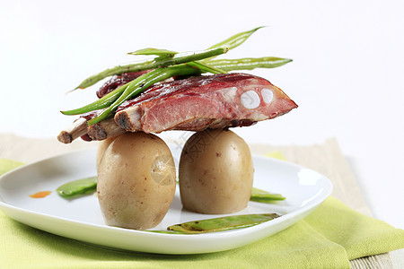 猪排和土豆季豆烧烤库存绿色猪肉肋骨餐巾食物料理蔬菜图片