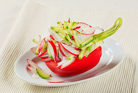 蔬菜开胃菜食物餐巾沙拉盘子黄瓜白色胡椒萝卜磨碎营养高清图片