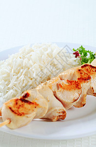 鸡叉加大米烧烤食物白米桌布盘子午餐图片