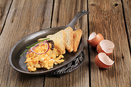 炒鸡蛋和烤面包胡椒粒平底锅食物乡村炊具木头洋葱蛋壳食材早餐图片