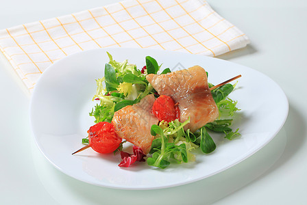 鱼叉和沙拉绿菜午餐沙拉鲶鱼主菜羊肉食物盘子生菜餐巾鳟鱼图片