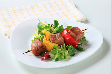 含沙拉绿菜的灰猪肉叉生菜烧烤午餐白色盘子羊肉辣椒美食食物红肉图片