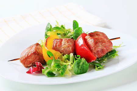 猪肉叉食物羊肉沙拉辣椒立方体红肉主菜盘子生菜菊苣图片