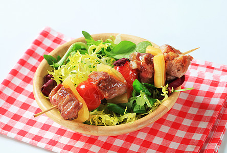 猪叉和春沙拉混合沙拉烧烤生菜盘子猪肉羊肉胡椒蔬菜食物菊苣图片