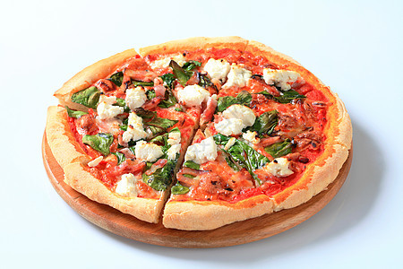 带奶酪 培根和菠菜的比萨熏肉树叶砧板圆形美食食物火腿午餐图片