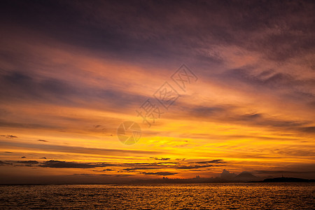 海滩上的热带日落旅行紫色支撑太阳季节假期海洋岩石异国日出图片