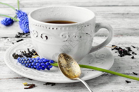 清晨茶杯桌子芳香药品草本茶碗草本植物杯子早餐饮料蓝色图片