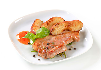 煎炒猪肉和苹果片猪肉楔子料理盘子胡椒粒正方形食物午餐库存白色图片