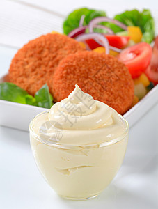 一杯蛋黄酱 炸奶酪加蔬菜沙拉油炸酸奶漩涡白色面包屑杯子盘子沙拉酱奶油食物图片