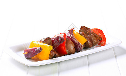 鸡肝肉串内脏洋葱午餐白色拼盘食物蔬菜食谱辣椒胡椒背景图片