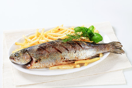 含薯条的格里尔特鳟鱼午餐筹码食物餐巾主餐营养钢头主菜鲑鱼油炸图片
