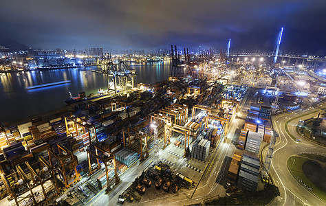 港口货船和起重机在海湾反射商业送货货物进口码头经济支撑血管货运海洋图片