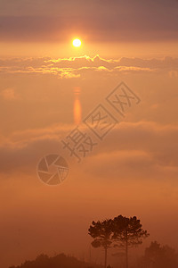 日落时雾阳光天空薄雾彩云风景太阳山脉图片