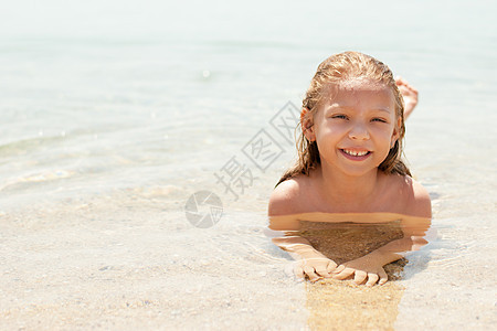 海滩上的小女孩童年享受太阳幸福快乐孩子孩子们喜悦乐趣假期图片