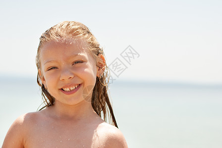 海滩上的小女孩享受幸福孩子快乐水平假期乐趣童年喜悦太阳图片