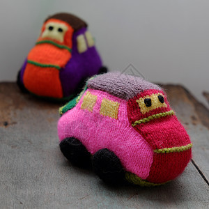 给儿童手工制作的礼物 编织婴儿车背景孩子们情绪展示工艺乐趣婴儿孩子羊毛玩具图片