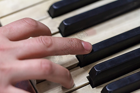 旧钢琴视图键盘手指木头韵律环境旋律塑料音乐白色三角图片