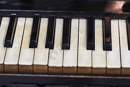 旧钢琴视图旋律韵律木头乐器塑料键盘环境钥匙白色三角图片