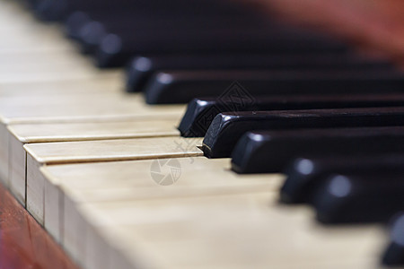 旧钢琴视图韵律三角塑料钥匙木头键盘黑色音乐会白色乐器图片