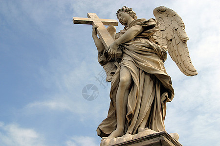 贝尼尼天使沿着罗马哈德里安陵墓附近的圣天使桥雕像古董城市风格橙子首都地标蓝色雕塑旅行图片