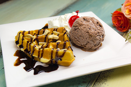 甜甜华芙饼加巧克力酱汁油炸冰淇淋奶油正方形早餐食物午餐糕点晶圆面包图片