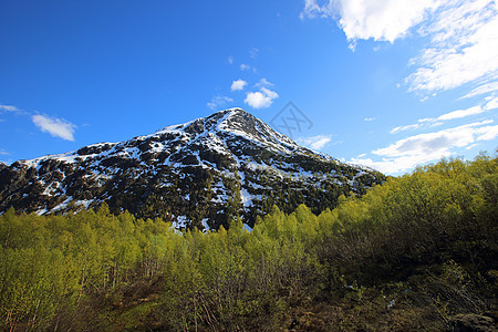 挪威春季风景岩石白色森林爬坡天空顶峰蓝色图片