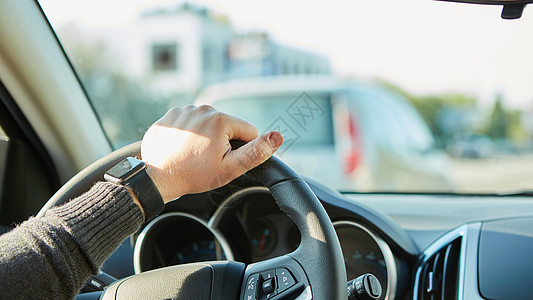 驾驶车时手持方向轮的  人手紧贴男性人士玻璃座位控制板车辆汽车交通成人驾驶图片