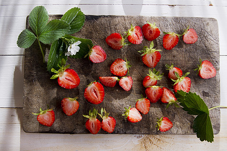 小草莓块数叶子红色水果健康白色团体食物背景图片