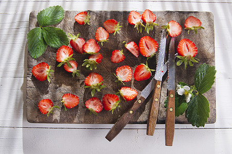 小草莓块数叶子团体白色水果食物健康红色背景图片