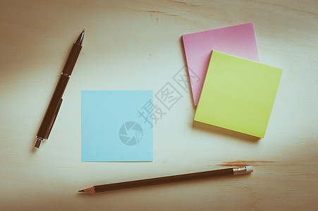 木制桌上的粘胶纸蓝色工作空白会议文档墙纸潮人创造力记事本记录图片