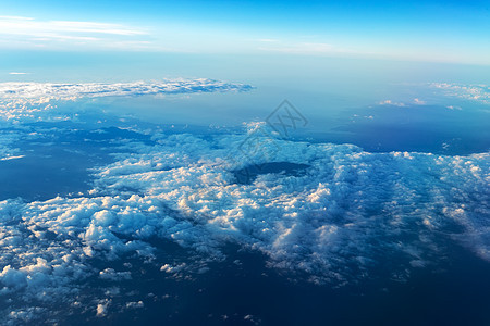 大白云和蓝蓝天空背景飞行天空天堂天气晴天天线墙纸运输空气窗户图片