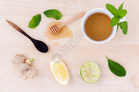 一杯草药茶 配有新鲜绿色薄荷 蜂蜜 金加和柠檬图片