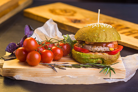 美食自制汉堡加装饰品牛肉洋葱芝士盘子蔬菜食物烧烤小吃面包午餐图片