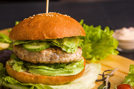 美食自制汉堡加装饰品芝士蔬菜烧烤餐厅午餐酒吧洋葱面包盘子土豆图片