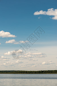 美丽的夏月湖 森林和阴云的天空背景农村爬坡国家蓝色衬套风景林地土地灌木木头图片