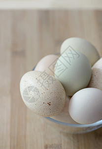 不同颜色和大小的生鸡蛋团体产品宏观食物早餐农场生活纸盒纸板家禽图片